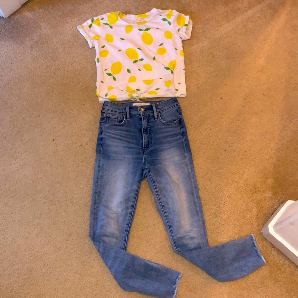 SOLD Lemons 🍋 capped sleeve top. So cute 🥰